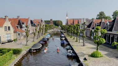 Hollanda, Friesland 'daki Sloten Kanalı' nda kano gezisi.