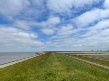 Dalgakıran ve Hollanda, Friesland 'da bir hendek