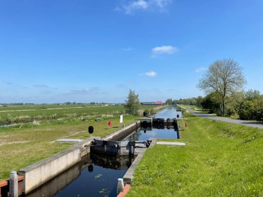 Hollanda Friesland 'da Uilesprong çevresindeki kanallar kilitlendi.