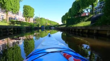 Hollanda, Friesland 'daki IJlst' ten geçen bir kanalda kano gezisi.