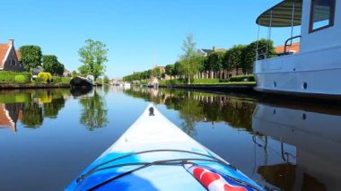 Hollanda, IJlst Friesland 'da bir kanalda kano gezisi.