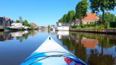 Hollanda, IJlst Friesland 'da bir kanalda kano gezisi.