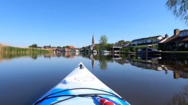 Hollanda, Friesland 'da Oosthem' e doğru kano.