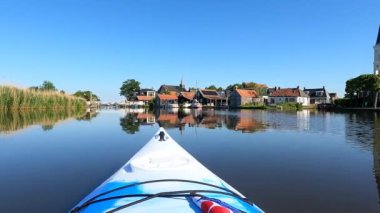 Hollanda, Friesland 'da Oosthem' e doğru kano.