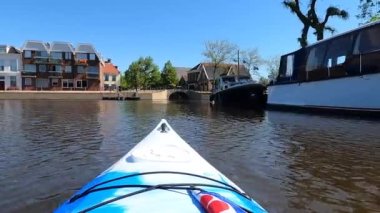 Hollanda, Friesland 'da Bolsward' a doğru kano.