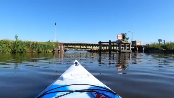 Kajakarstwo Kierunku Mostu Kolejowego Nijezijl Friesland Holandia — Wideo stockowe