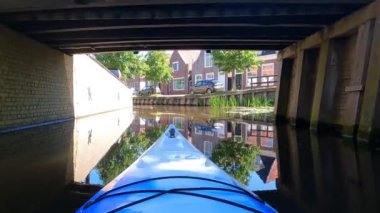 Hollanda, Bolsward Friesland 'da bir kanalda kano gezisi.