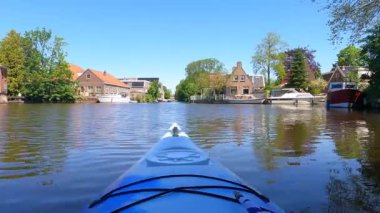 Hollanda, Bolsward Friesland 'da bir kanalda kano gezisi.