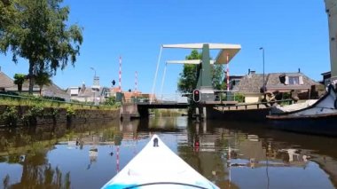 Hollanda, Friesland 'daki Wommels kanalında kano gezisi.