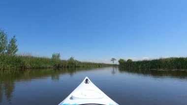 Hollanda 'nın Friesland kentindeki doğululara doğru kano gezisi.