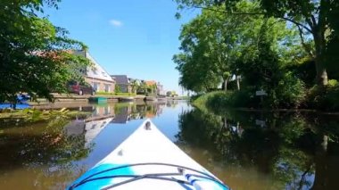 Hollanda, Friesland 'da, doğu kanalı boyunca kano gezisi.