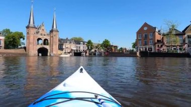 Hollanda, Sneek Friesland 'daki su kapısından kanoyla uzaklaşıyor.