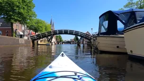 Canoa Sul Canale Verso Watergate Sneek Friesland Paesi Bassi — Video Stock