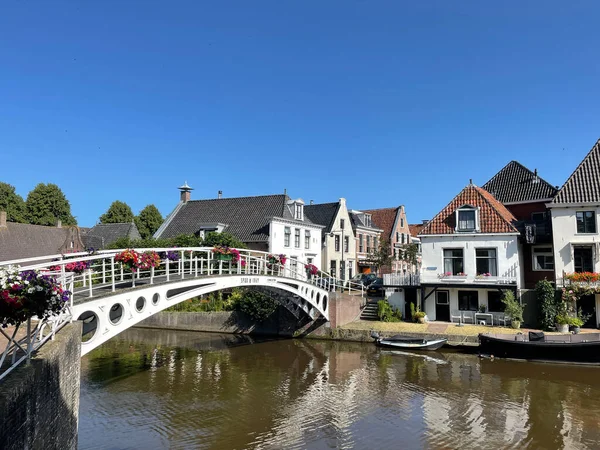 Vogel Een Kanaal Het Oude Centrum Van Dokkum Friesland — Stockfoto
