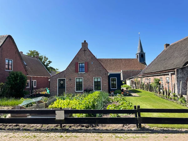 Dom Ogrodem Warzywnym Miejscowości Moddergat Groblą Friesland Holandii — Zdjęcie stockowe