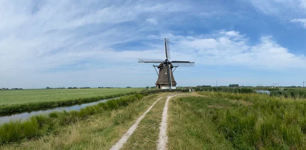 荷兰弗里斯兰一个风车周围的全景 — 图库照片