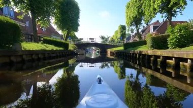 Hollanda, Friesland 'daki IJlst' ten geçen bir kanalda kano gezisi.