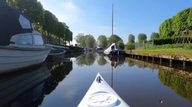 Hollanda, Friesland 'daki IJlst' ten geçen bir kanalda kano gezisi.