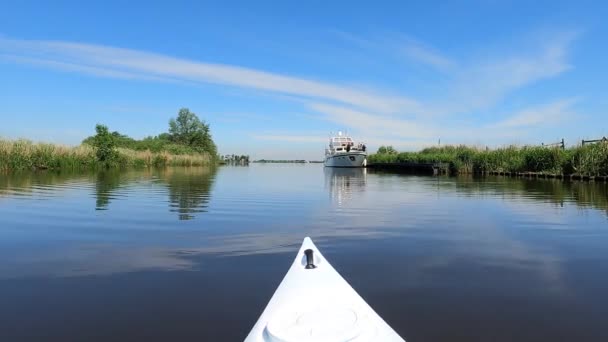荷兰弗里斯兰一条经过的平静运河上的独木舟 — 图库视频影像
