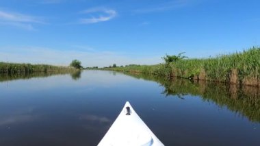 Hollanda, Friesland 'da sakin bir kanalda kano gezisi.