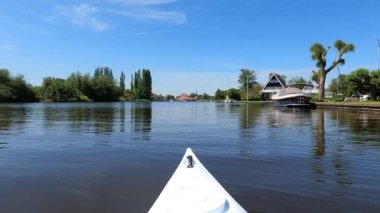 Hollanda, Friesland 'da Uitwellingerga' ya doğru kano.