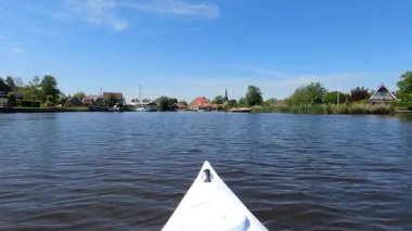 Hollanda, Friesland 'da Uitwellingerga' ya doğru kano.