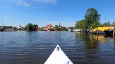 Hollanda, Friesland 'da Uitwellingerga' ya doğru kano.