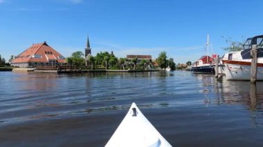 Hollanda, Friesland 'da Uitwellingerga' ya doğru kano.