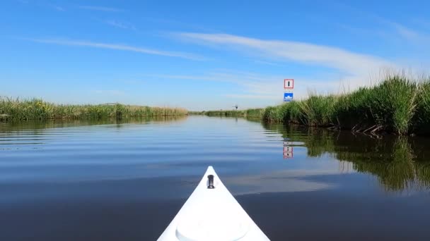 Canoagem Canal Tranquilo Passando Por Sinal Balsa Friesland Países Baixos — Vídeo de Stock