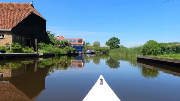 オランダ フリースラントのオッペンハウゼンでカヌーを楽しむ — ストック動画