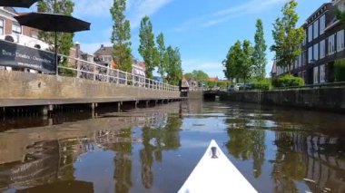 Hollanda, Friesland 'daki IJlst' ten geçen bir kanalda kano gezisi.