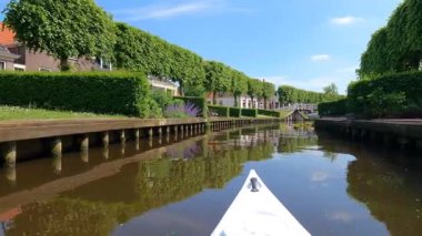 Hollanda, Friesland 'daki IJlst' ten geçen bir kanalda kano gezisi.