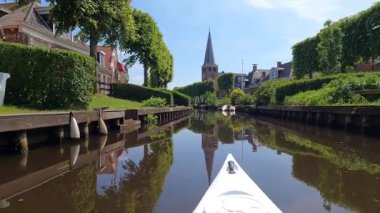 Hollanda, Friesland 'daki IJlst' ten geçen bir kanalda kano gezisi.