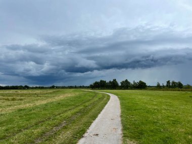 Hollanda 'nın Friesland bölgesindeki doğu bölgesinde kara bulutlar var.
