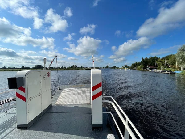 荷兰弗里斯兰De Veenhoop附近湖上的渡船 — 图库照片
