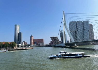 Hollanda 'daki Nieuwe Maas Kanalı üzerindeki Erasmus Köprüsü ile Rotterdam' ın silueti.