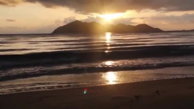 Sunrise arkasında dunk Adası'nda görev beach, Avustralya