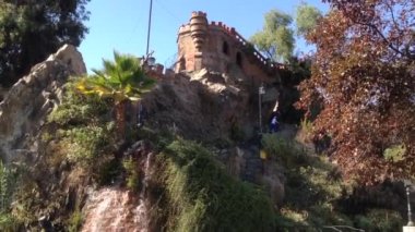 Santiago de Chile 'deki Santa Lucia Tepesi' nde bir kale.