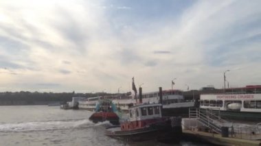 New York City, ABD 'ye turist getiren sürat teknesi.