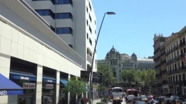 Barselona İspanya 'dan bir gezi otobüsüyle geçiyor.