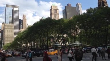 Sireni ve ışıkları olan polis arabası New York City, ABD 'den geçiyor.