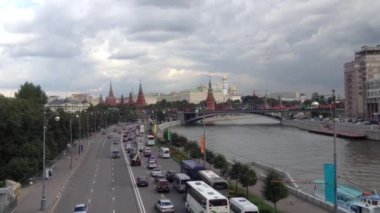 Moskova, Rusya kremlin ile Moskova Nehri yanındaki trafik