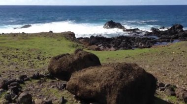 Moai Paskalya Adası 'nda denize yakın bir yerde, Rapa Nui.