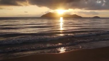 Sunrise arkasında dunk Adası'nda görev beach, Avustralya