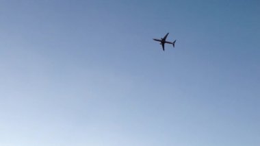 Houston açık mavi gökyüzü uçan uçak