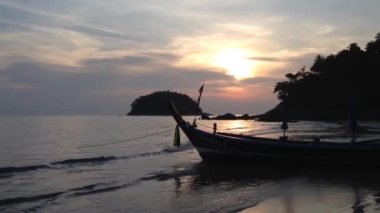 gün batımında tekne, Tayland phuket beach