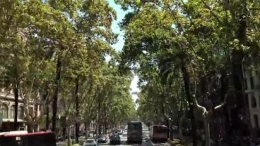 Barselona İspanya 'dan bir gezi otobüsüyle geçiyor.