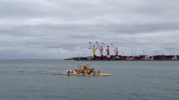 Outrigger kano in de haven van tahiti, Frans-Polynesië — Stockvideo