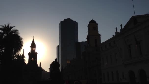 Puesta de sol en Plaza de Armas inclinada a la calle con gente en Santiago de Chile — Vídeos de Stock