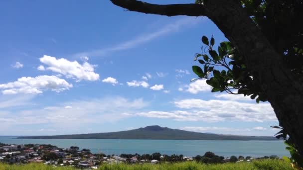 Rangitoto saari näkymä Mount Victorian mäeltä Aucklandissa, Uudessa-Seelannissa — kuvapankkivideo